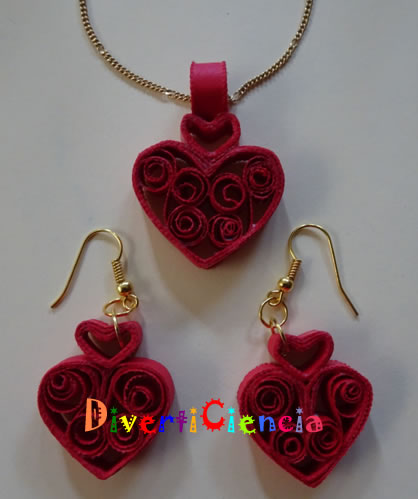 Dije y aretes de coraz&oacute;n