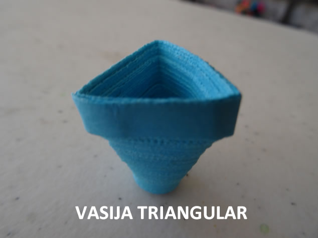Vasija triangular