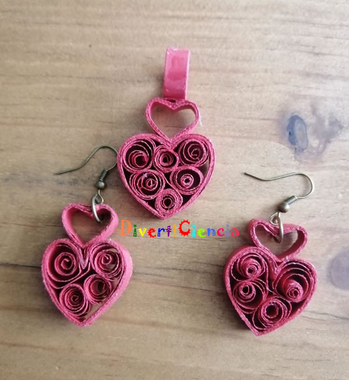 Dije y aretes de coraz&oacute;n