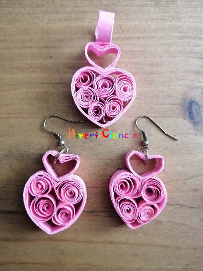 Dije y aretes de coraz&oacute;n