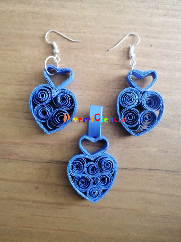 Dije y aretes de coraz&oacute;n