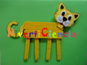 Gato con palitos de madera