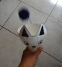 Gatito atrapapelotas